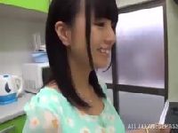 料理中のペチャパイ彼女とキッチンでセックスするおんなのこのため無料マチコ